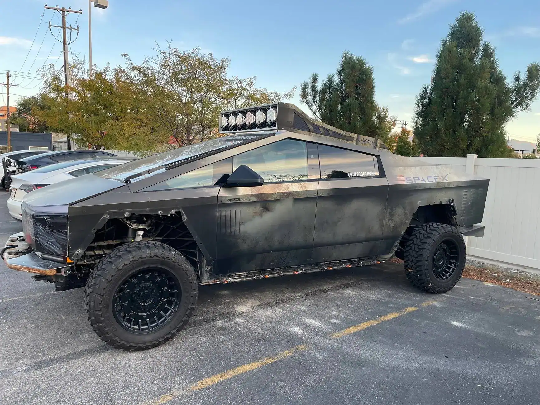 Tesla cybertruck offroad felszereltséggel, terepre tervezve, egyedi felszereléssel és tartozékokkal, akciós áron