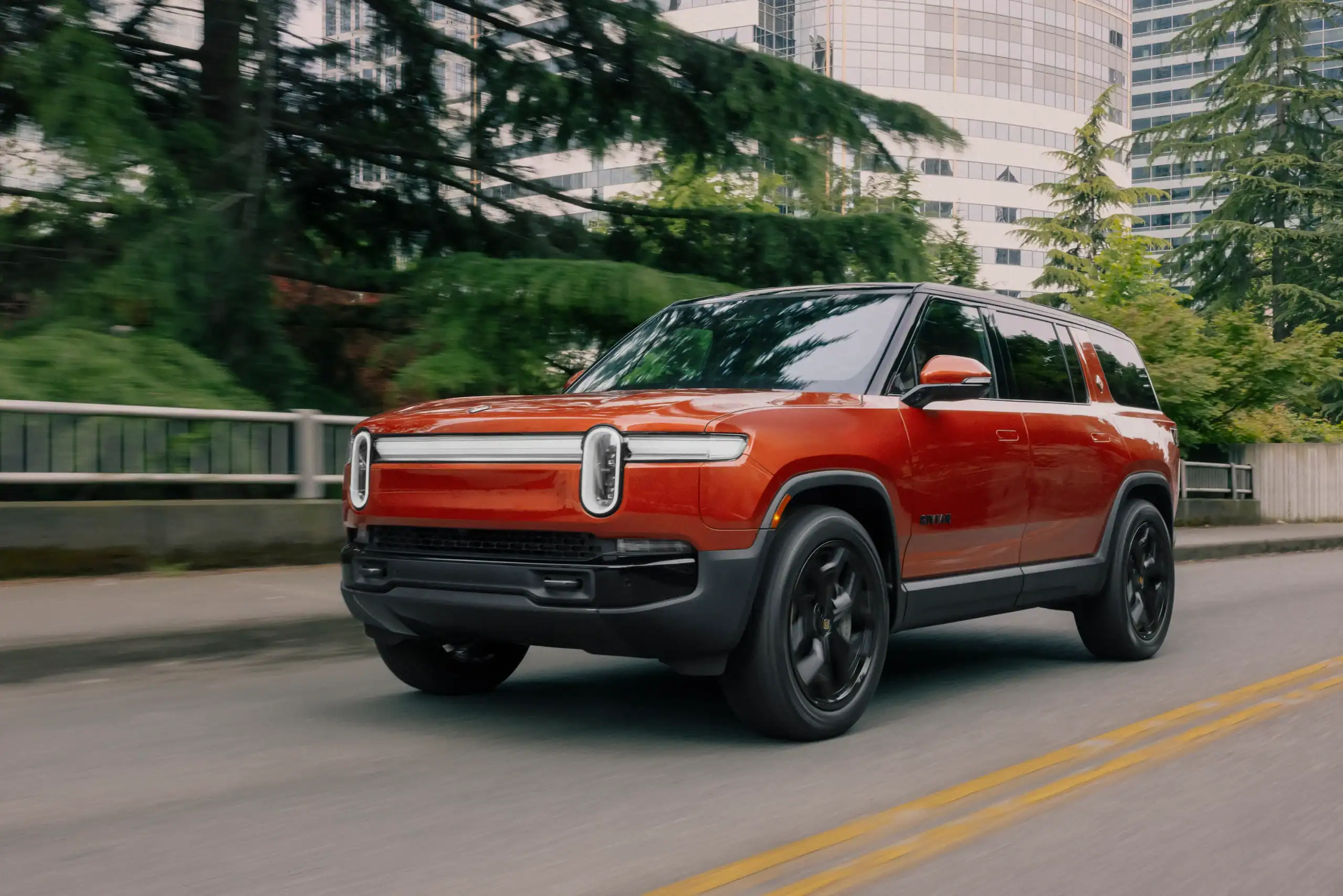 Rivian R1S elektromos terepjáró, utcai felszereltséggel, akciós áron,
