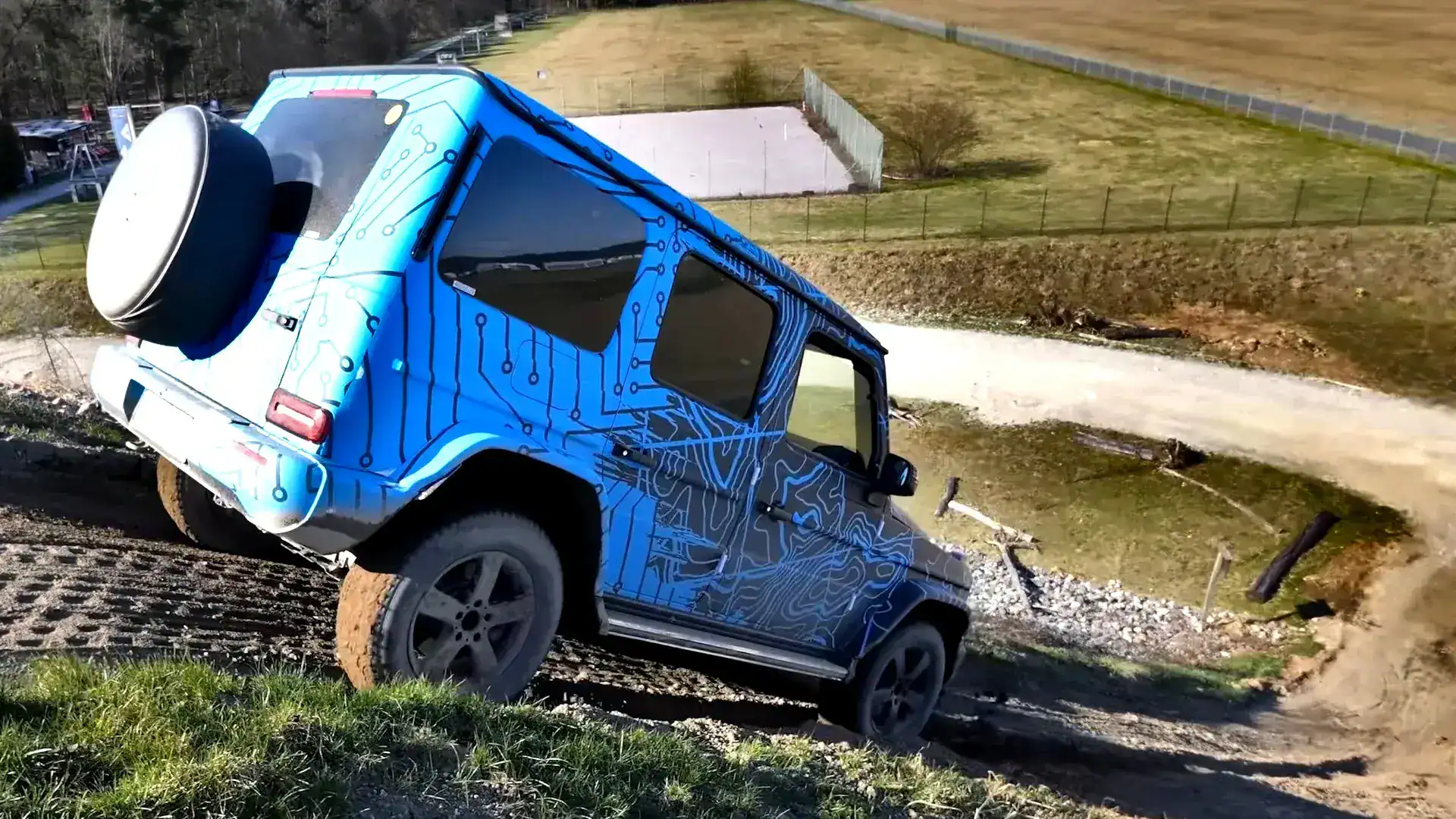 Mercedes eqg elektromos terepjáró, off road képességeit mutatja be, pótkerékkel felszerelt,egyedi kiegészítőkkel felszerelt teljesen elektromos autó,