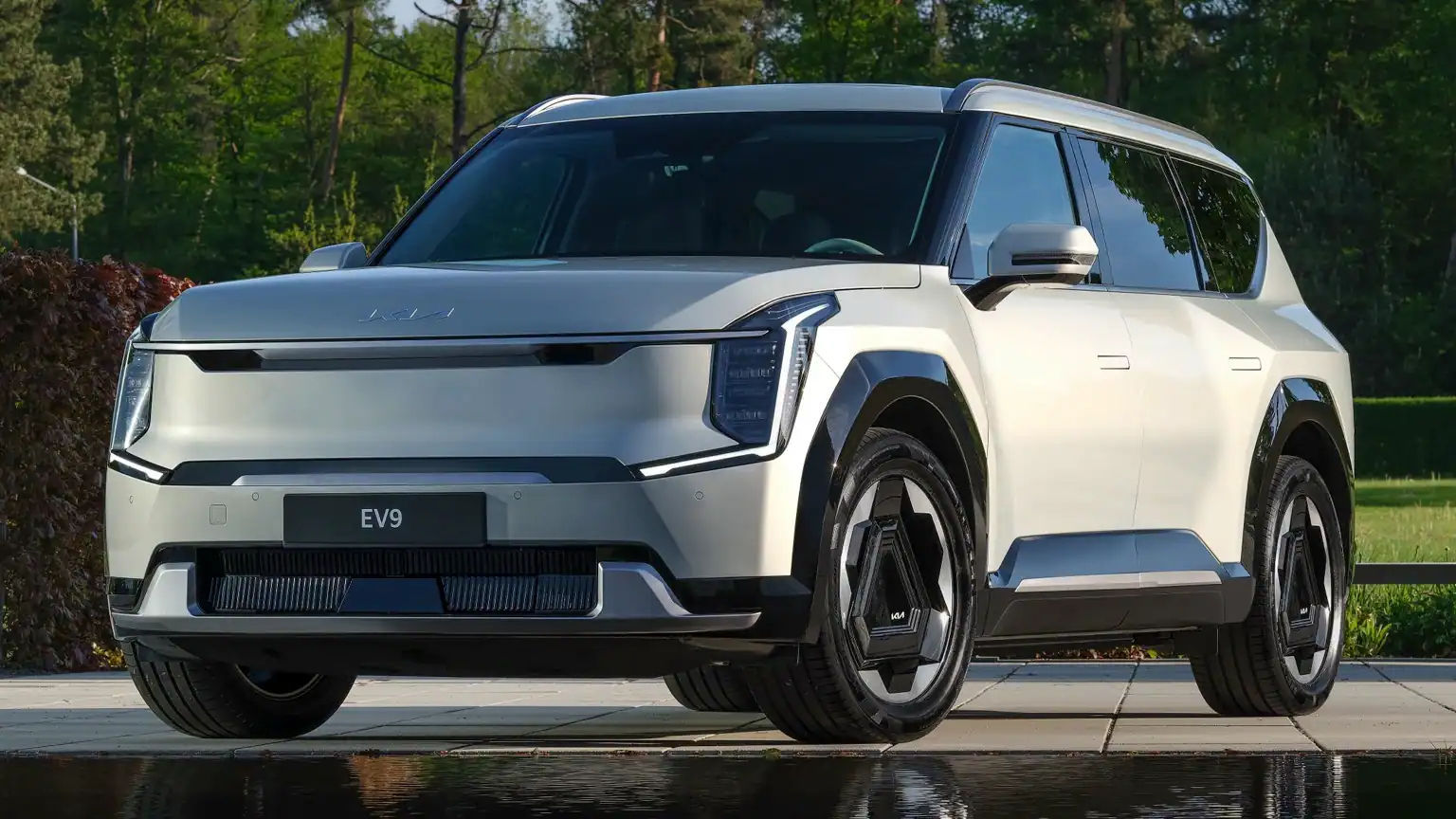 Kia EV9 teljesen eletromos SUV utcai felszereltséggel, 11 kw.os ac töltési teljesítménnyel rendelkezik,
