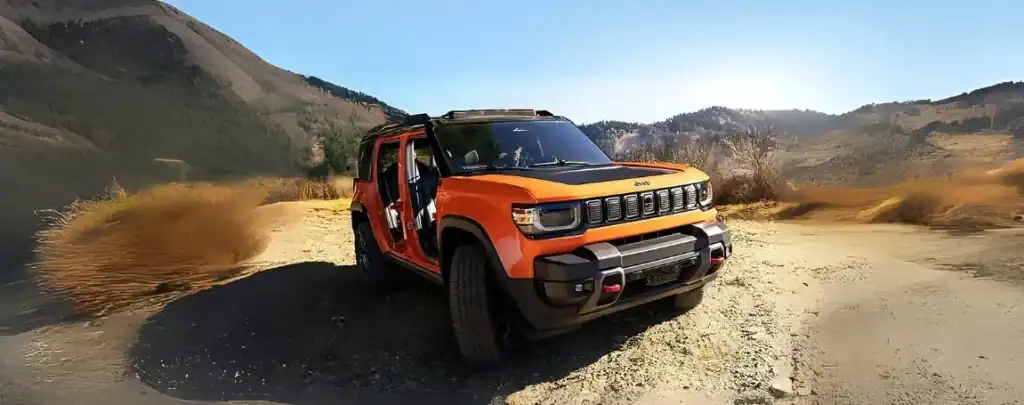 Jeep recon EV teljesen elektromos terepjáró nagy sebességgel mutatja be az offroad képességeit,