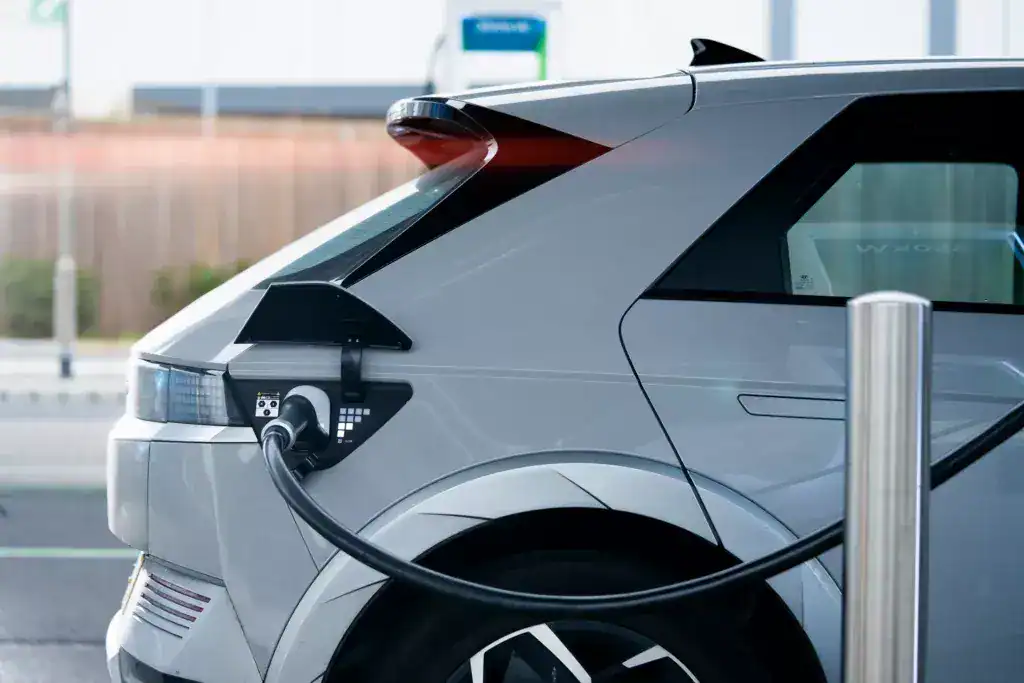 hyundai ioniq 5 elektromos autó utcai töltés közben, elektromos autók töltése kíméletes módon, hasonló méret mint a tesla model y,