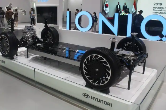 Ioniq elektromos akkumulátor elektromos autóhoz, csak az akkumulátor látszik a képen, a gyártó által szétbontott jármű, 10+ évre becsülik az élettartamát,