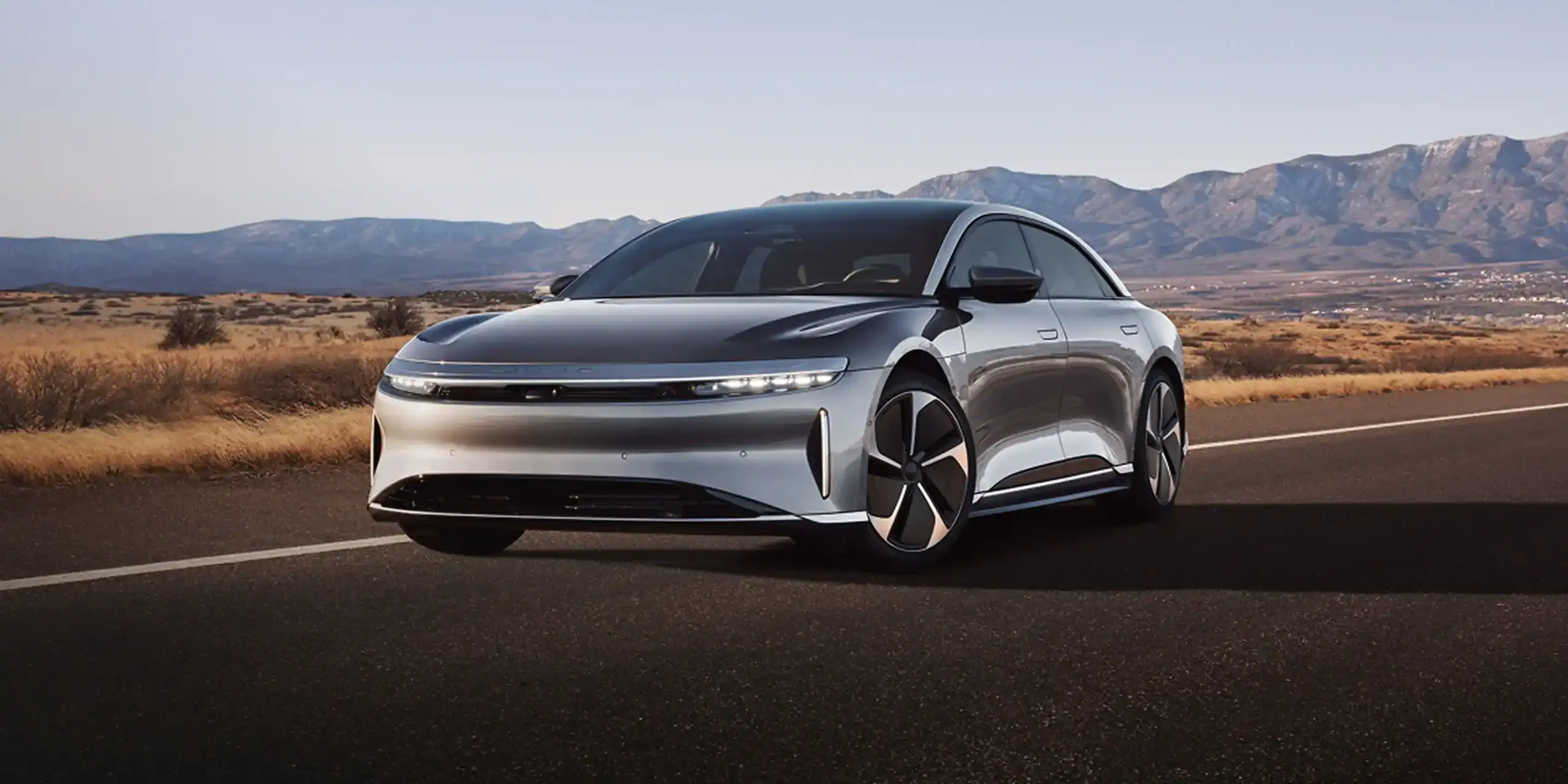 elektromos autók bemutatása, lucid air hasonló hatótávval rendelkezik mint a tesla model 3, a csúcskategóriás elektromos járművek közé sorolható,