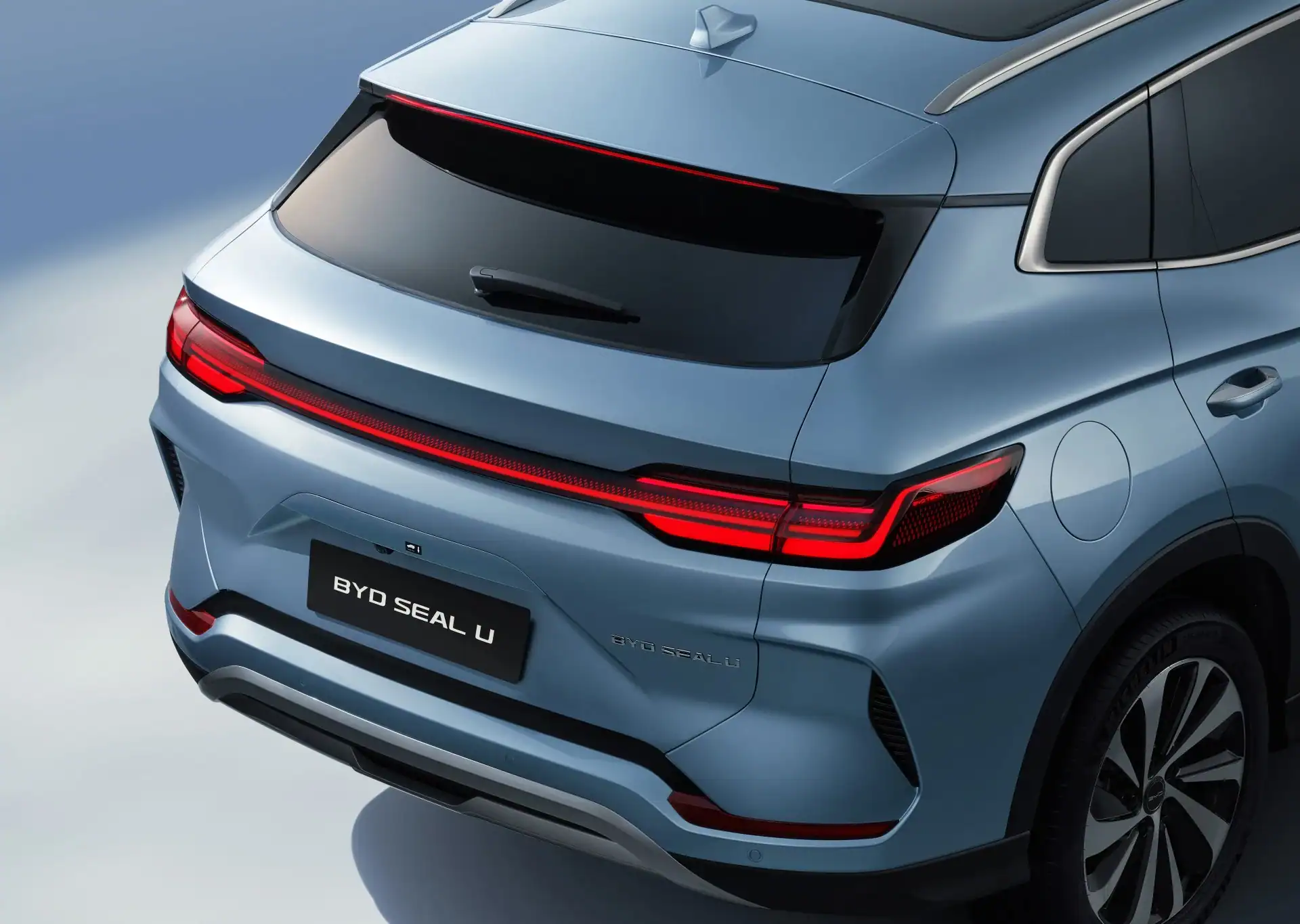 BYD Seal U hátsó LED lámpasorral, letisztult elektromos SUV dizájnnal és fejlett biztonsági funkciókkal, mint a holttérfigyelő rendszer és a hátsó keresztirányú forgalomfigyelő. A mobil áramforrásként is funkcionál.