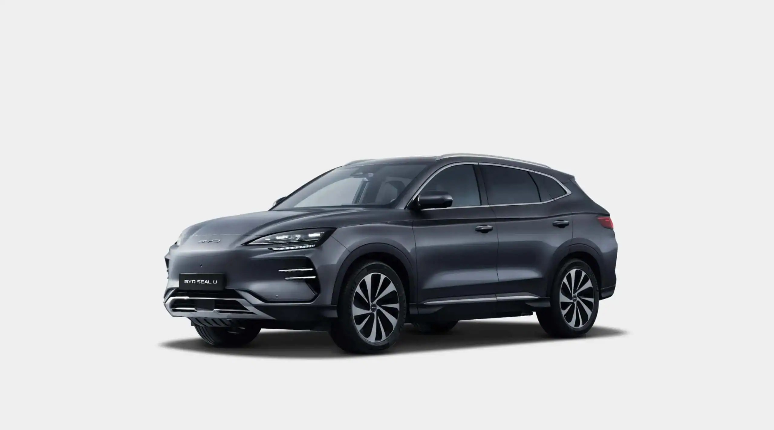 BYD Seal U tisztán elektromos SUV oldalnézetben, Blade akkumulátorral, óceánok ihlette külső dizájnnal és 425 literes csomagtérrel, amely a hátsó üléstámlák lehajtásával akár 1440 literesre is bővíthető. Futurisztikus lebegő középkonzol és head up display kijelzővel érkezik.