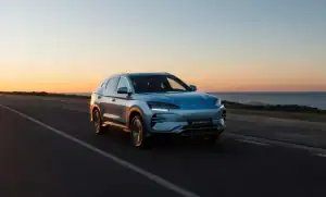 BYD Seal U elektromos autó naplementében halad, fejlett NVH zaj-rezgés csillapítással, extra okos vezetési élményt nyújtó rendszerrel és akár 100 km hatótávot is visszatöltő DC töltési teljesítménnyel.