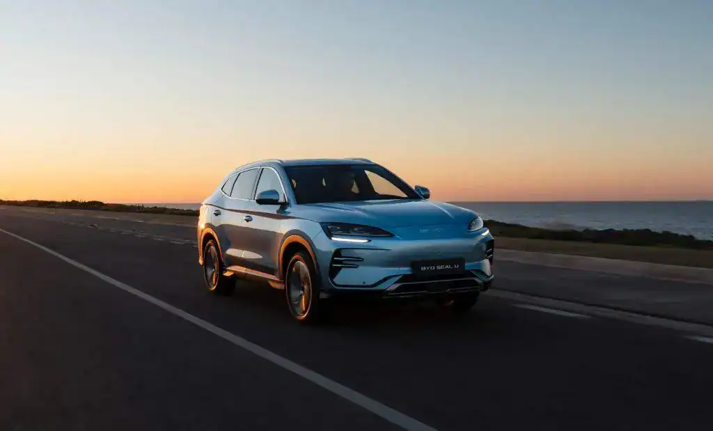 BYD Seal U elektromos autó naplementében halad, fejlett NVH zaj-rezgés csillapítással, extra okos vezetési élményt nyújtó rendszerrel és akár 100 km hatótávot is visszatöltő DC töltési teljesítménnyel.