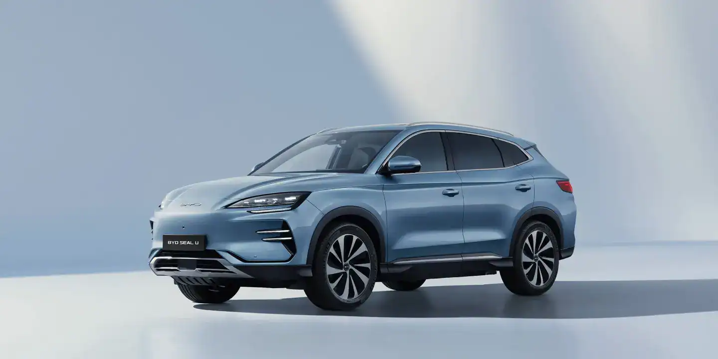 Stúdióban fotózott BYD Seal U elektromos SUV, panoráma napfénytetővel, DM-i technológiával, futurisztikus lebegő középkonzollal és intelligens vezetést támogató rendszerrel.