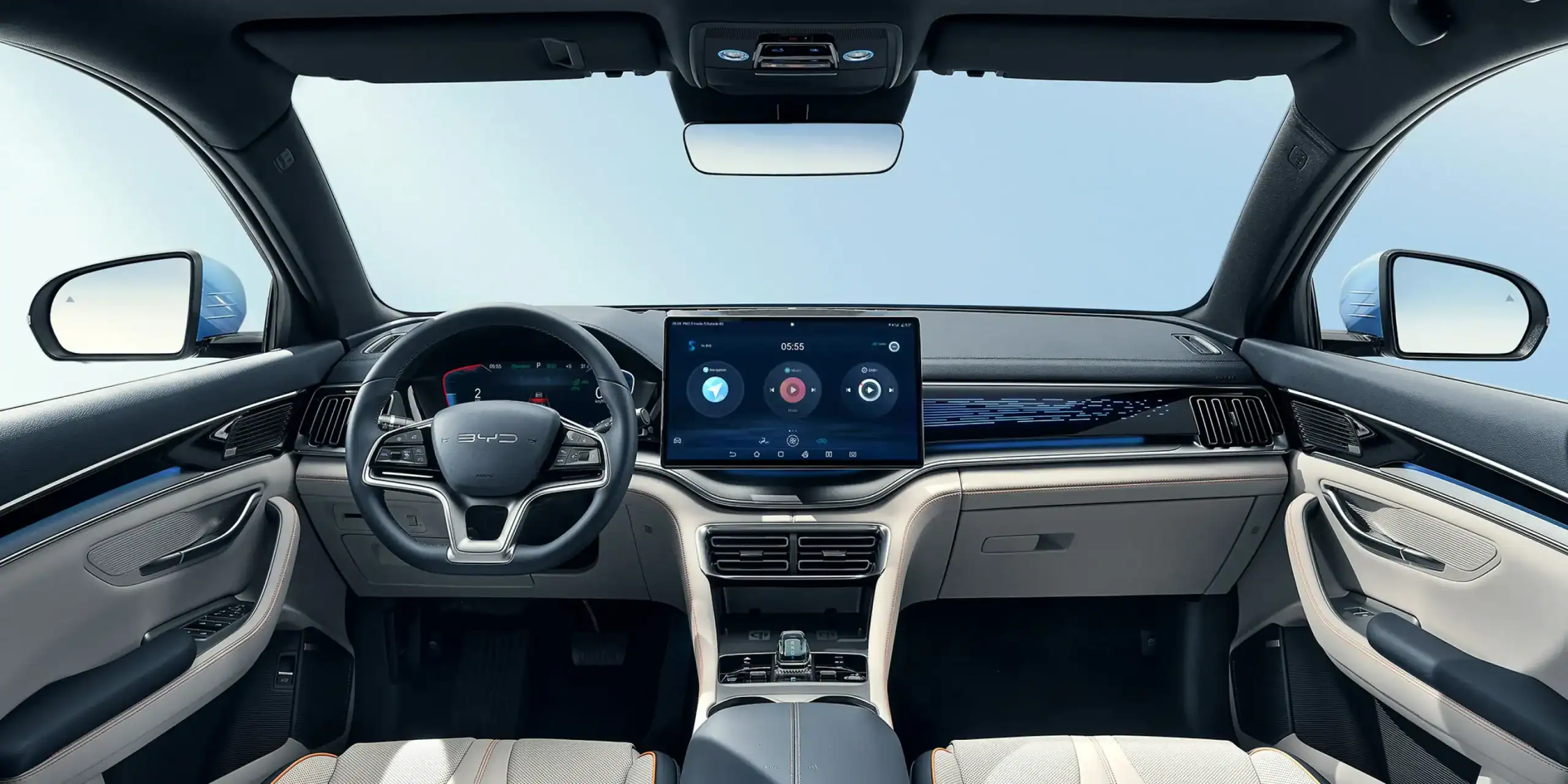 BYD Seal U belső tere nagy méretű kijelzővel, Android Auto és Apple CarPlay támogatással, head up kijelzővel megjelenítve a legfontosabb adatokat, valamint sokrétű és praktikus tárolási lehetőségeket kínáló kialakítással.