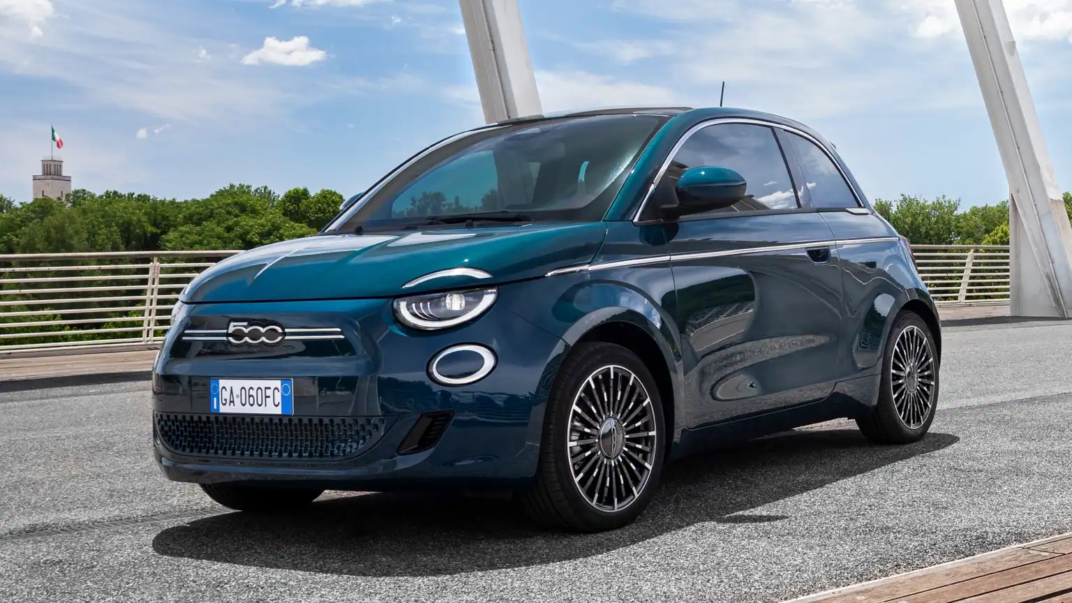 Fiat 500e elektromos városi autó modern technológiával és kényelmes belső térrel