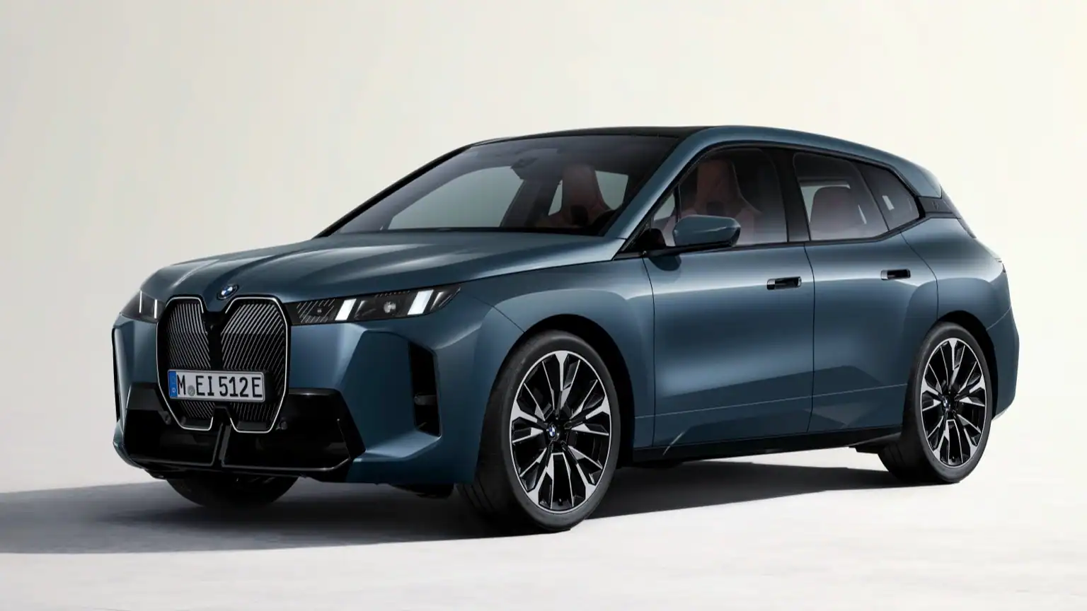 BMW iX prémium elektromos SUV, fejlett biztonsági és teljesítmény technológiával