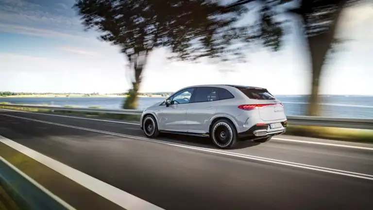 Mercedes EQE SUV elektromos prémium autó, kényelmes belső térrel és modern töltési megoldásokkal