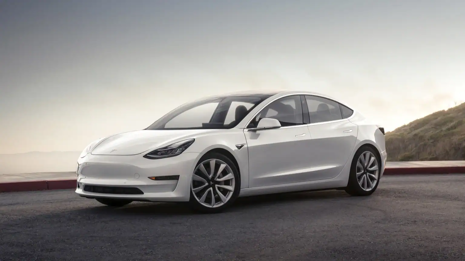 Tesla Model 3 elektromos autó 2026-ban, modern modell jó hatótávval és hatékony töltés támogatással