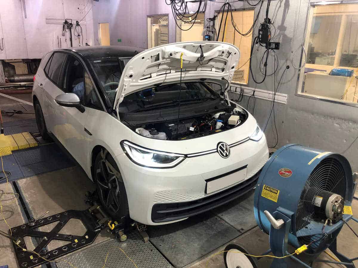 Elektromos autó WLTP teszt során laboratóriumi körülmények között, fékpadon végzett mérési eljárás közben, ahol a vehicle test procedure alapján vizsgálják az akkumulátor fogyasztását, a kWh felhasználást és a valós hatótávot különböző körülményekben.