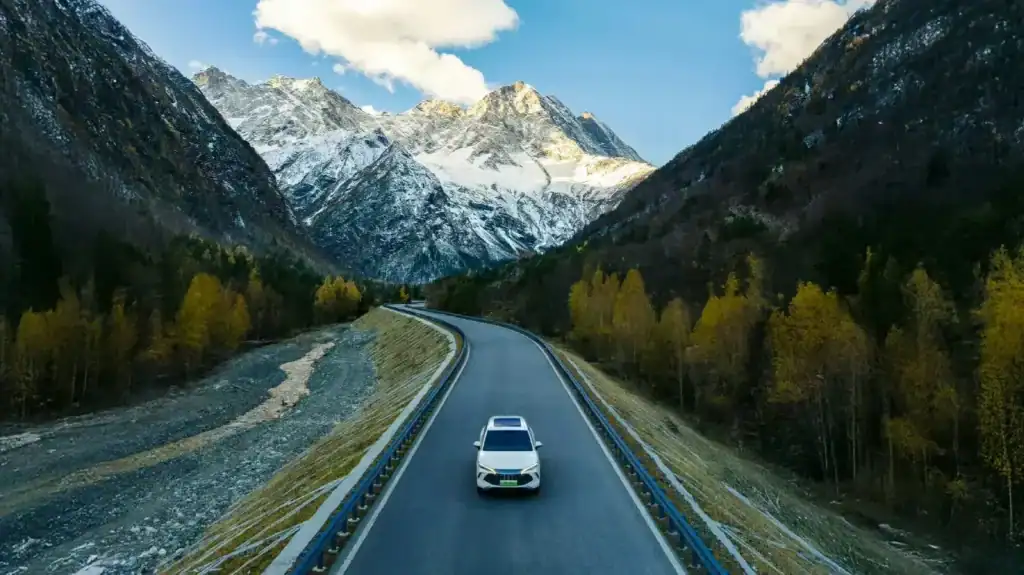Elektromos autó valós körülmények között hegyi és országúti használat során, ahol a hatótávot befolyásolja a hőmérséklet, a vezetési stílus és az út domborzata, eltérően a WLTP szabvány szerinti mérési adatoktól.