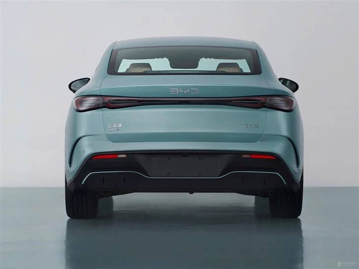 BYD Seal hátsó nézet modern LED fényszórók design elemmel, elektromos jármű 8 az 1 ben hajtáslánccal és blade akkumulátor technológiával