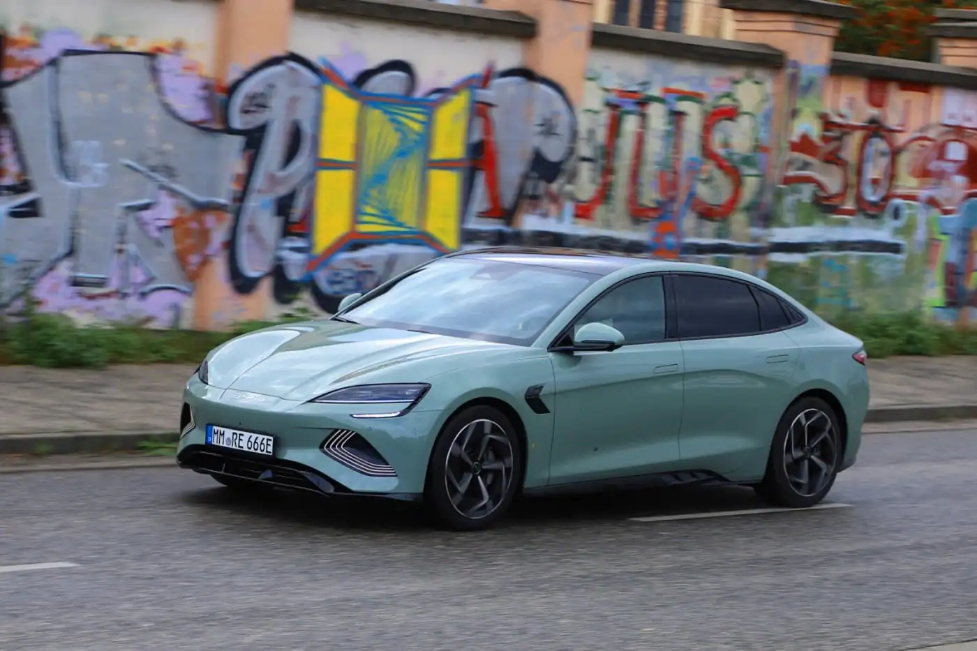 BYD Seal külső design menet közben, elegáns elektromos autó hátsó hajtással, akár 570 km hatótáv és 82 kWh akkumulátor, magával ragadó forma és fejlett technológia