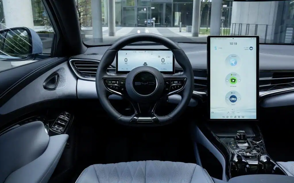 BYD Seal belső tér head up kijelzővel és 15 colos forgatható érintőképernyővel, intelligens rendszer és kiváló minőségű kialakítás, elektromosan állíthatók első ülések