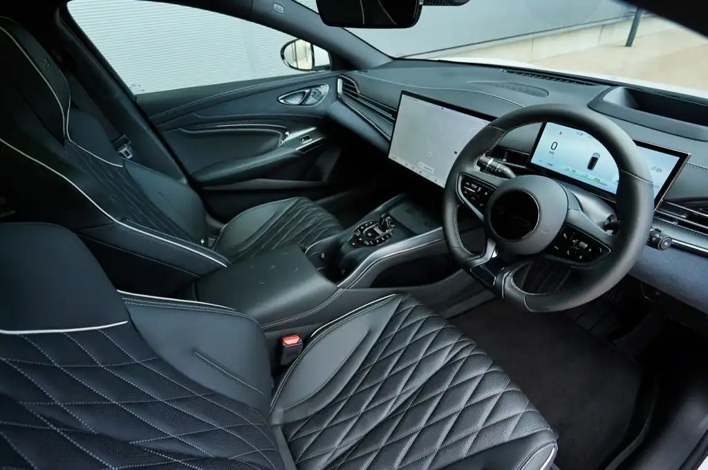 BYD Seal tágas belső panoráma napfénytetővel, kiváló minőségű anyagokkal és integrált fedélzeti rendszerrel, kényelmes utazás hosszú hatótáv mellett