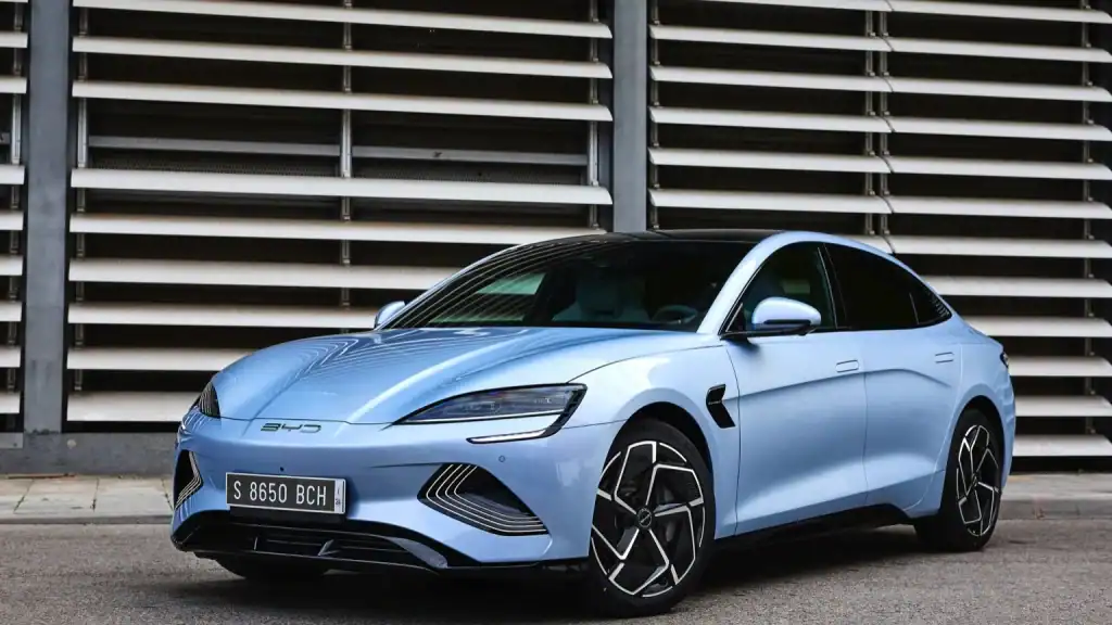 BYD Seal elegáns külső megjelenés kék színben, világ egyik legnagyobb elektromos autó gyártója a BYD, hosszú hatótáv és biztonságos blade akkumulátor technológia