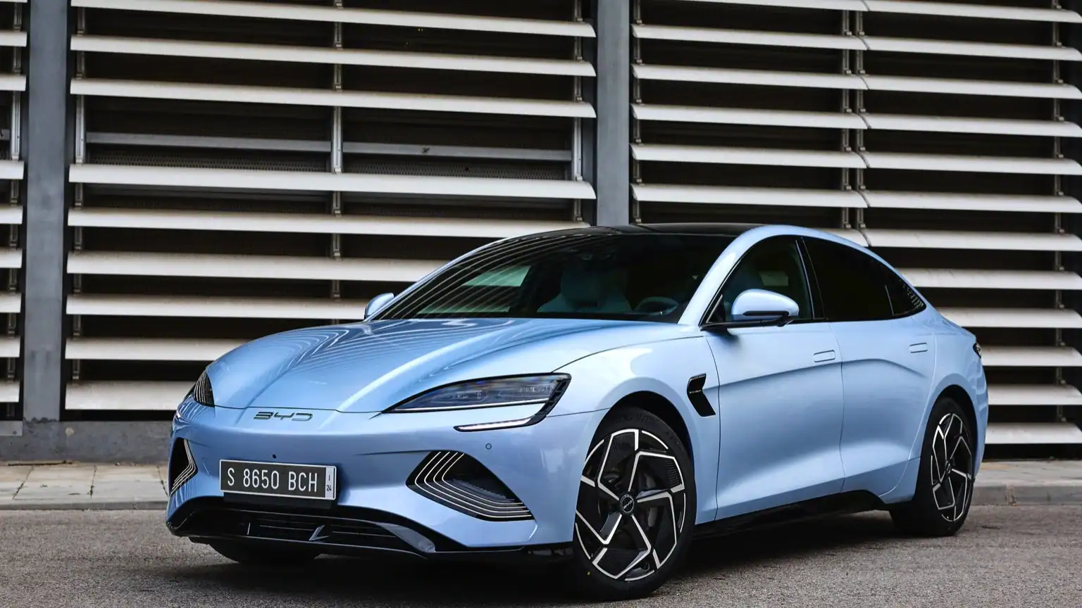 BYD Seal elegáns külső megjelenés kék színben, világ egyik legnagyobb elektromos autó gyártója a BYD, hosszú hatótáv és biztonságos blade akkumulátor technológia