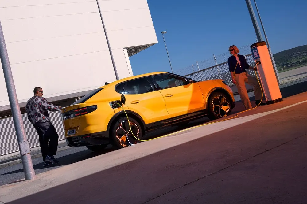 Elektromos Ford Capri töltőponthoz csatlakoztatva, hogy az autó útra készen álljon